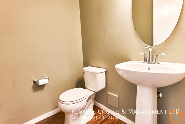 Photo du bâtiment - 3 Bedroom Townhouse With Garage