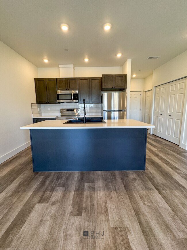 Building Photo - BRAND NEW Pet Friendly 2 bed/ 2 bath apartment!