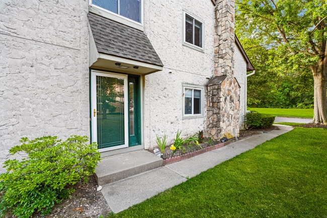 Building Photo - 99 Thoreau Dr