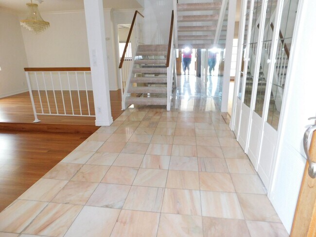 Foto del edificio - Spacious 4 bedroom 2.5 bath two soty house...