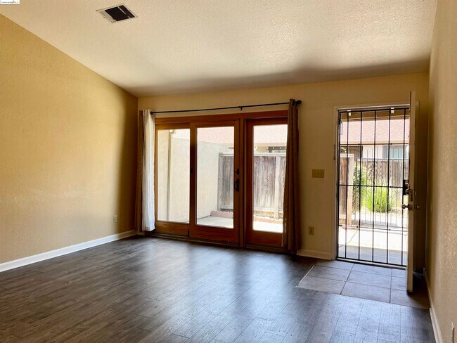 Building Photo - 806 Villa Terrace