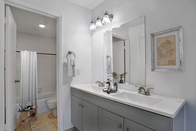 Building Photo - La Parisienne Apartments