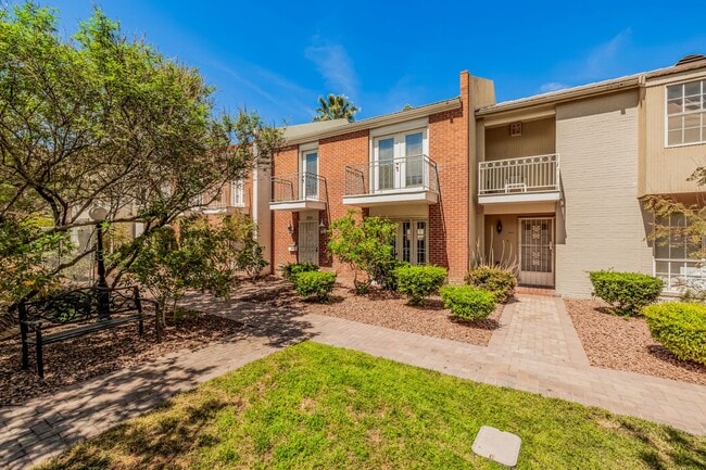 Building Photo - LVCC 3 BD 2.5 Ba Townhouse overlooking the golf course!  RECENTLY REFURBISHED with Beautiful upgr...