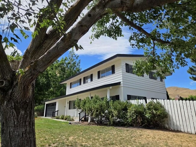 Building Photo - HUGE Number 2 Canyon ~ ~ 4 bedroom, 3 bath...