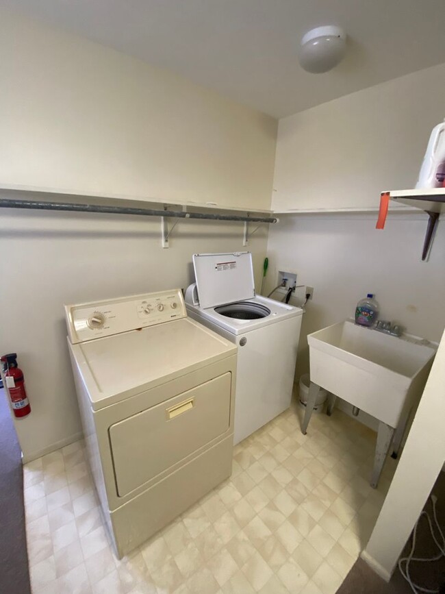 Building Photo - Large 1 Bedroom Ohana Unit in Wilhelmina Area