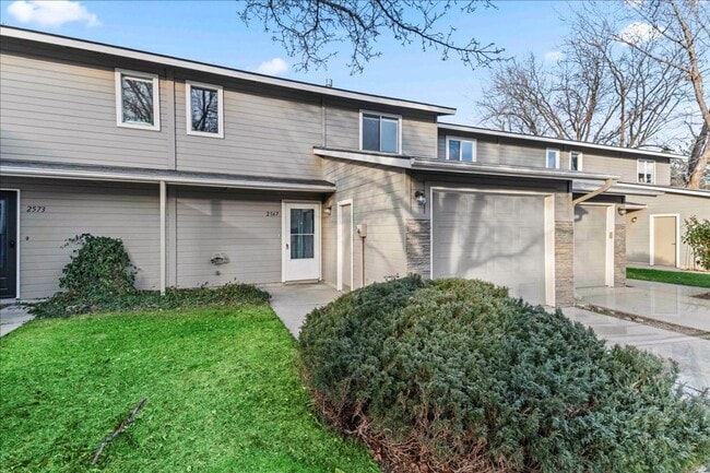 Building Photo - 3 Bedroom 1.5 Bathroom Townhouse in Southeast Boise