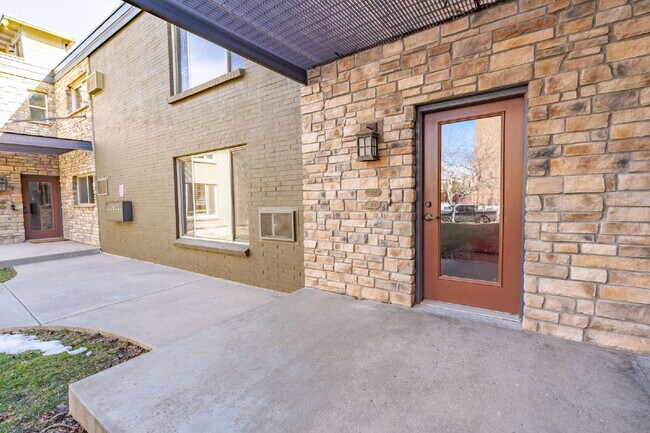 Foto del edificio - Stylish 2BR/2BA Condo with Patio & Parking...