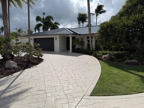Building Photo - 15 River Dr