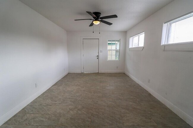 Building Photo - 3829 Mt Pleasant St
