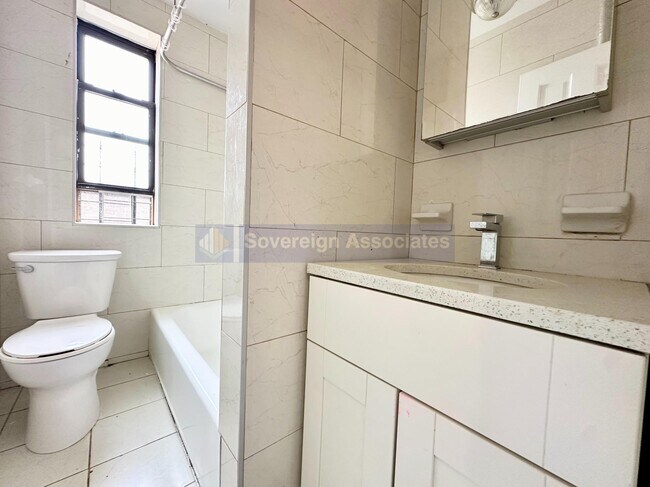 Foto del edificio - 679 Waring Avenue