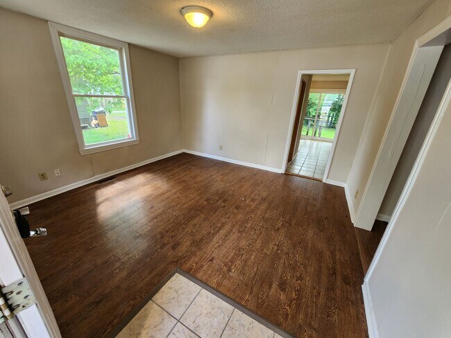 Foto del edificio - Spacious 2-Bedroom, 1-Bathroom Home AVAILA...