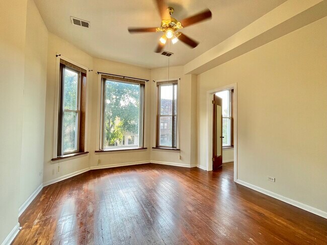 Foto del edificio - 1321 N Maplewood Ave