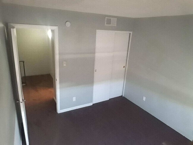 Foto del edificio - Fantastic 2 bedrooms and 1 bathroom Townhouse for Lease