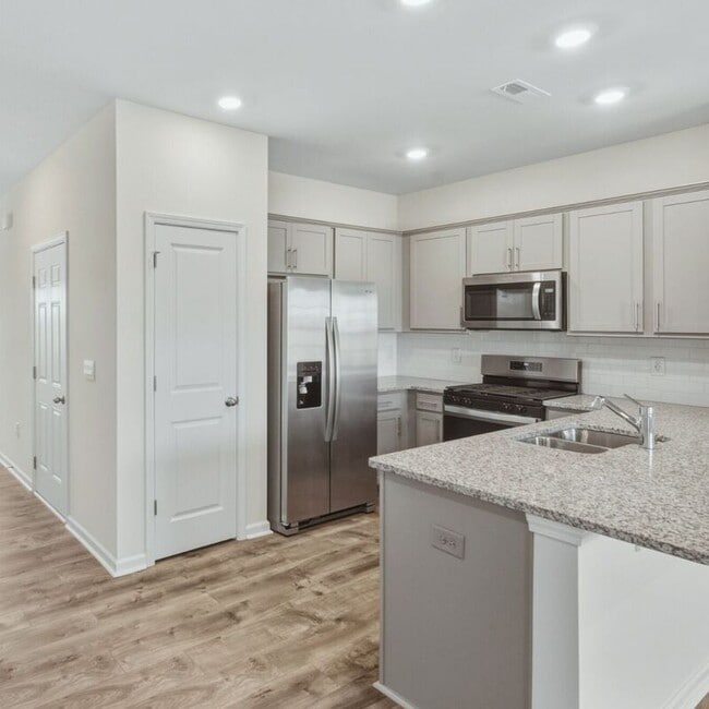 Building Photo - 153 Leo St