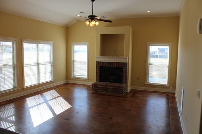 Building Photo - 615 Campbell Dr