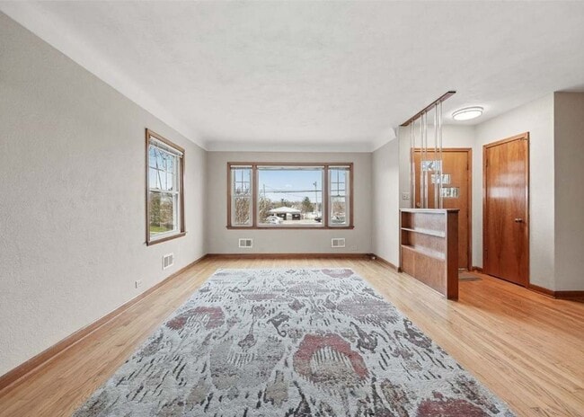 Foto del edificio - NE 3 bedroom 1+ bath attached garage