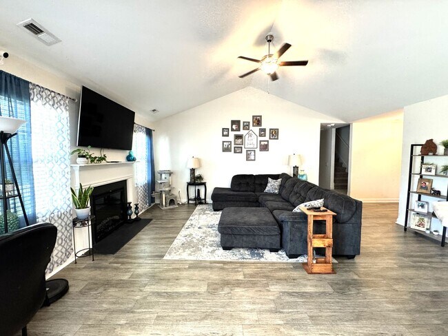 Foto del edificio - Beautiful home! Convenient to the city with all shopping!