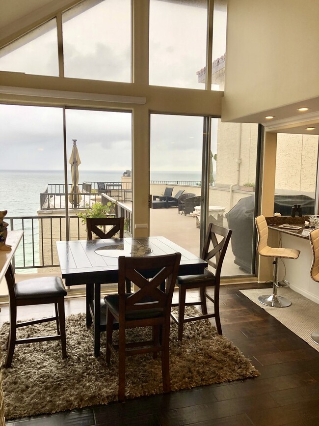 Building Photo - 555 Esplanade