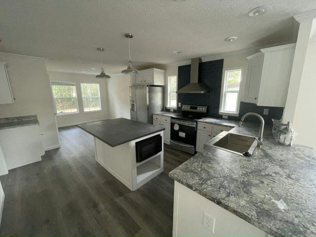 Foto principal - 15666 49th St N