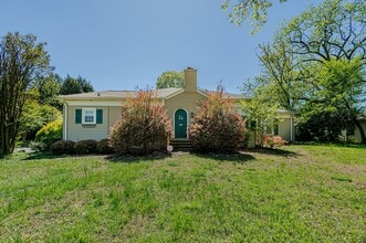 Building Photo - 404 W Willowbrook Dr