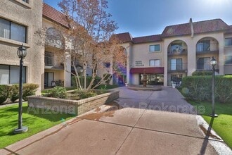 Building Photo - 3033 E Devonshire Ave