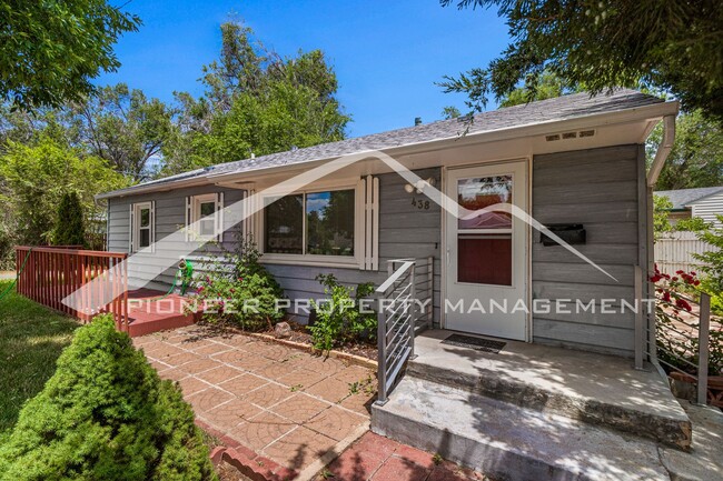 Building Photo - Gorgeous Home with Fenced Yard and Patio