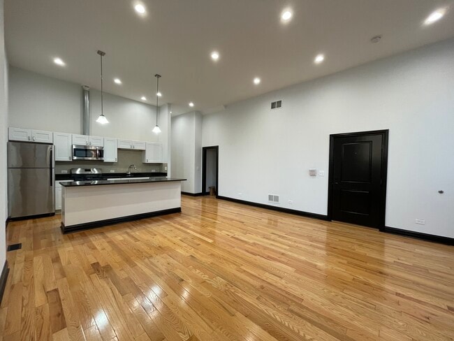 Building Photo - 1000 N Mozart St