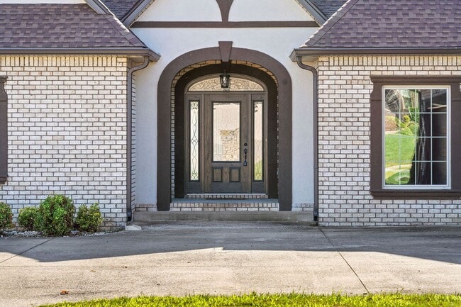 Building Photo - Pet Friendly on Exit 8!