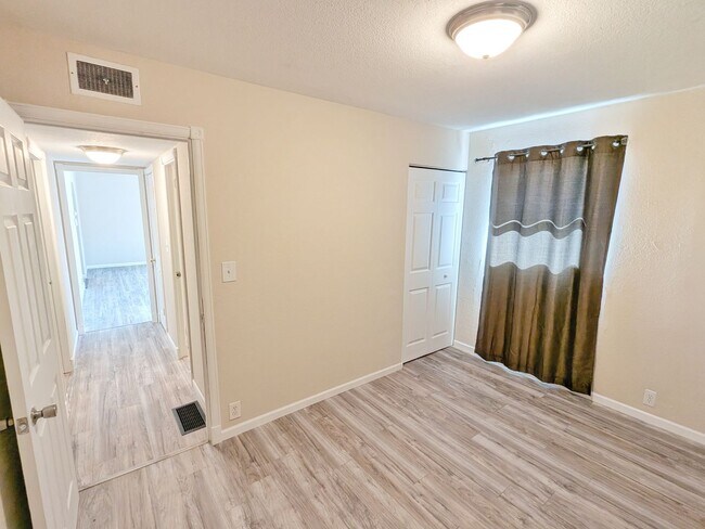 Foto del edificio - Three Bedroom One Bath Bungalow near Broadmoor