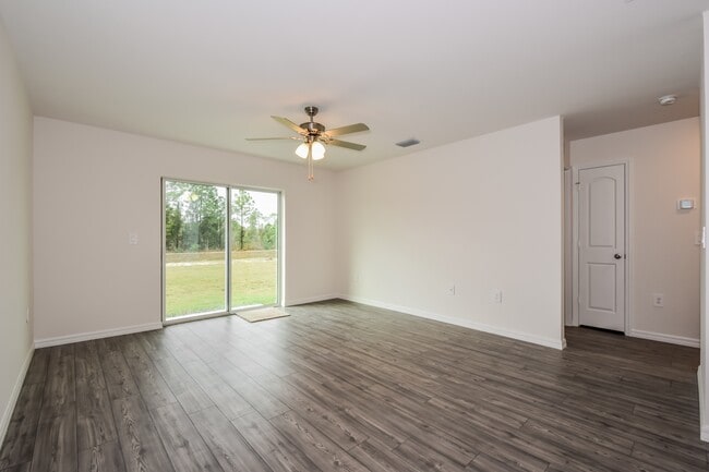 Building Photo - 879 Youngreen Dr