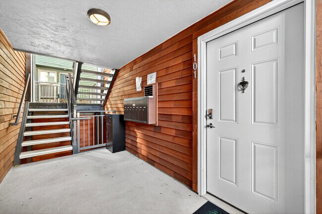 Entrada a la Unidad 101 - 3053 14th Ave W