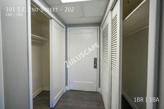 Building Photo - 101 SE 2nd St