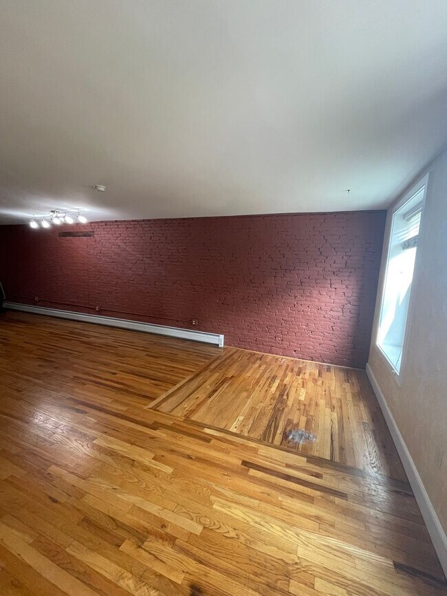 Foto del edificio - 323 E Water St