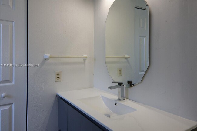 Foto del edificio - 3721 NW 115th Ave