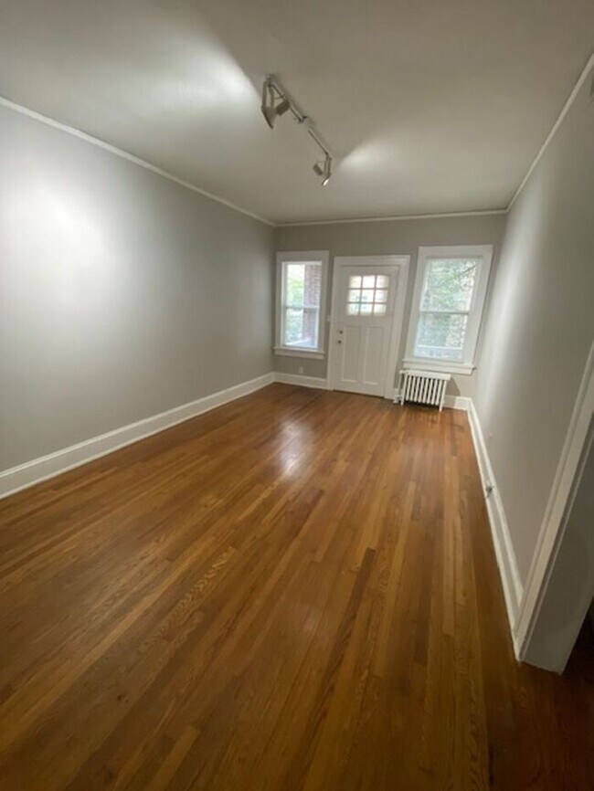 Building Photo - Experience the best of VA Highlands living! Cozy One Bedroom Apartment Available Now!