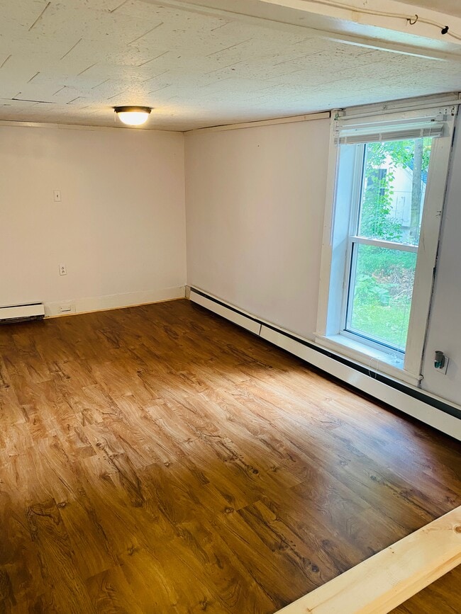 Sendero del parque Windsor Woods en las afueras del condado de Allen. - 46 Russell St