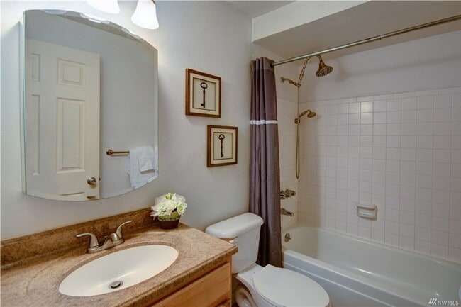 Building Photo - Waterfront 1 Bedroom Condo
