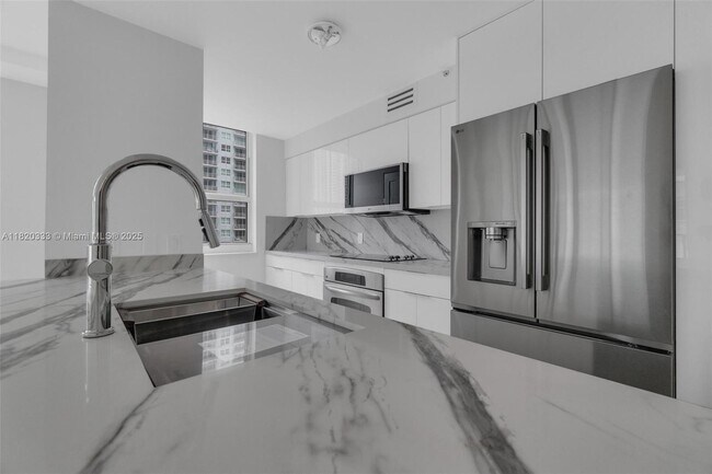 Building Photo - 1155 Brickell Bay Dr