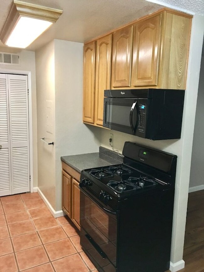 Building Photo - 2 bed 1 bath Lower Unit Condo in El Sobran...