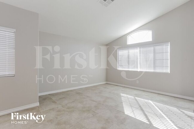 Building Photo - 2114 W San Miguel Ave