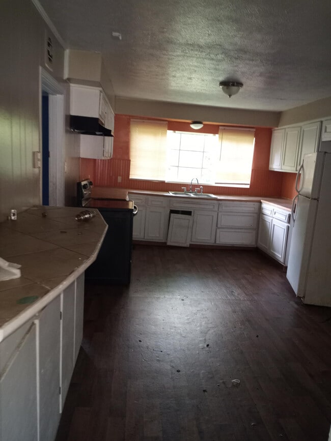 Building Photo - 304 Lawrence Rd