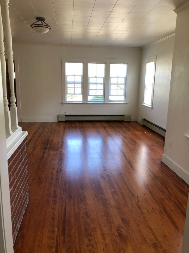 Building Photo - 1059 Main St