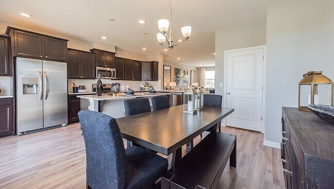 Dinning Room - 606 International Road W
