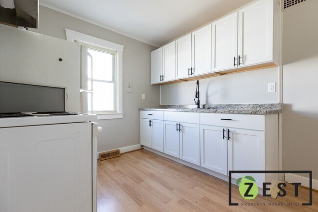 Foto del edificio - 3-BEDROOM 1-BATHROOM, 2 CAR GARAGE, FENCED...