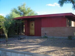 Building Photo - 618 N Medford Dr