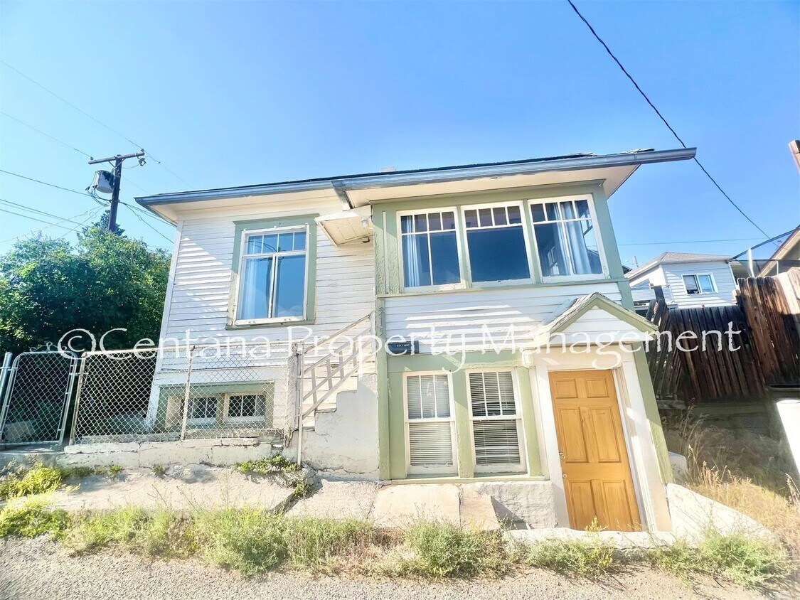 Primary Photo - Quaint 2-bedroom cottage located in uptown...