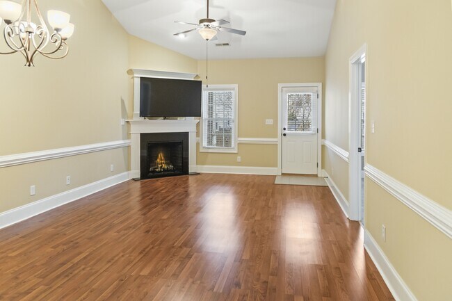 Foto del edificio - 1624 Brook Hollow Dr