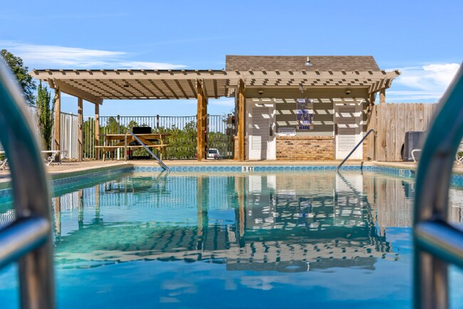 Foto del edificio - 832 Arbor Lake Dr