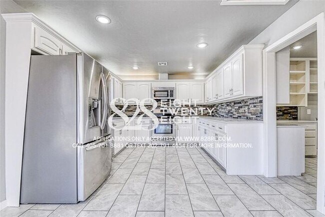 Building Photo - Beautifully Updated 3 Bed/2 Bath Single Fa...