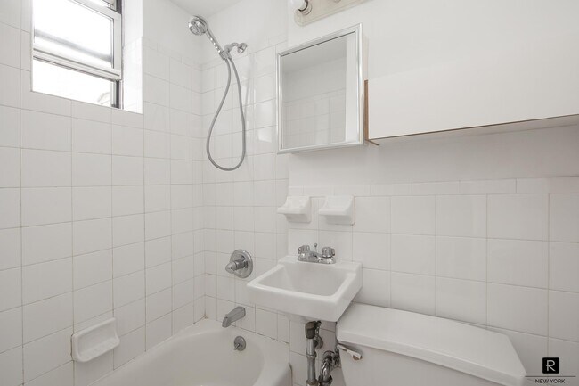 Foto del edificio - 23 E 10th St